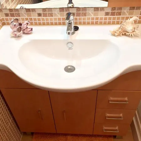 With 3 Bedrooms In With Furnished Terrace *